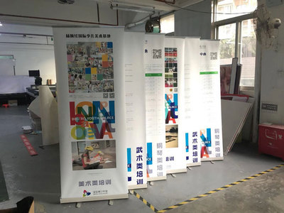 易拉寶鋁合金與塑鋼材質對比 26年廣告制作公司老板揭秘真相
